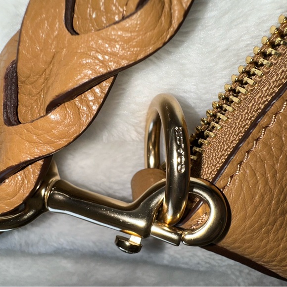 New Coach Tan Leather Shoulder Bag with Gold Hardware - Picture 7 of 15
